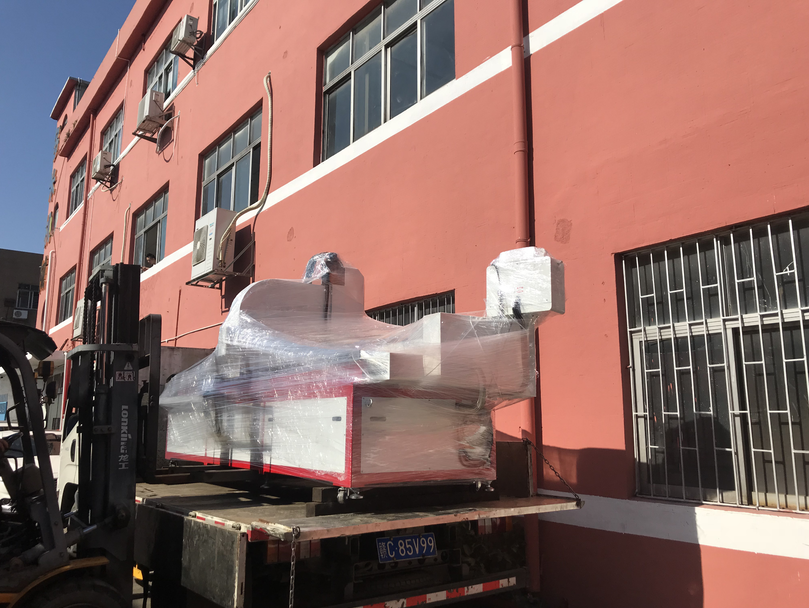 多米機(jī)械全自動(dòng)鉆孔機(jī)幫助客戶(hù)解決輸送帶鉆孔問(wèn)題